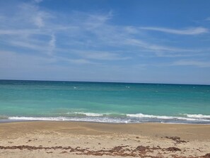 Beach nearby, sun loungers, beach towels