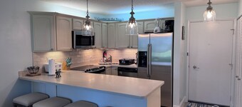 Sunrise Sanctuary only steps to the beach. New AC, 1st floor corner unit.