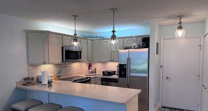 Sunrise Sanctuary only steps to the beach. New AC, 1st floor corner unit.