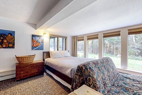 MCM hideaway with entertainer's deck, dog-friendly yard, Ping-Pong & WFH desks