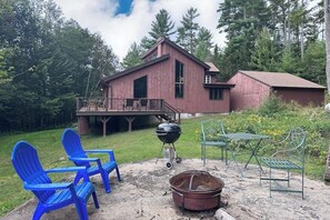 A rustic cabin with a deck, outdoor seating, and a barbecue grill. - MCM hideaway with entertainer's deck, dog-friendly yard, Ping-Pong & WFH desks (Franconia)