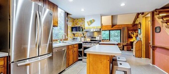 MCM hideaway with entertainer's deck, dog-friendly yard, Ping-Pong & WFH desks