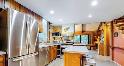 MCM hideaway with entertainer's deck, dog-friendly yard, Ping-Pong & WFH desks