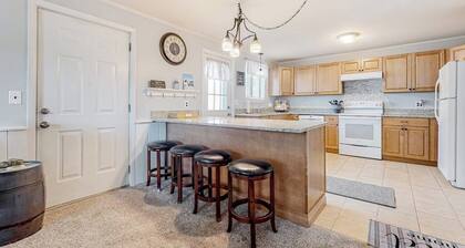 Downtown condo close to Saco River with streaming, AC, washer/dryer, kitchen