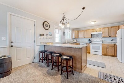 Downtown condo close to Saco River with streaming, AC, washer/dryer, kitchen