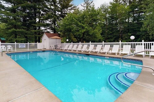 Charming and casual motel in a great location with shared resort amenities