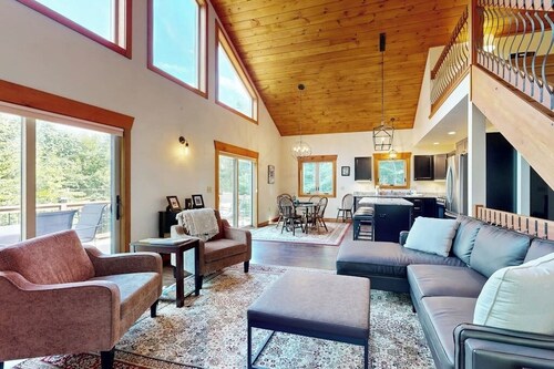 Mountain getaway close to ponds, hiking & skiing perfect for outdoor enthusiasts
