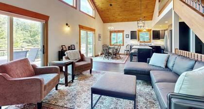 Mountain getaway close to ponds, hiking & skiing perfect for outdoor enthusiasts