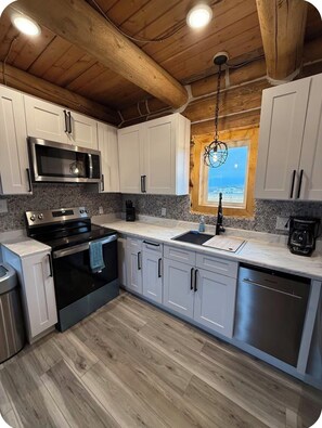 Private kitchen - White Wolf Cabin and Hot Tub (Williams)