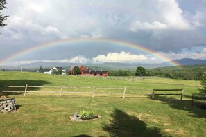 A rural landscape with a rainbow, a wooden fence, and a red barn. - Mountainview Home w/ large yard, stunning views, close to skiing, hiking & town (Bethlehem)