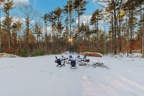 Outdoor dining - Private spacious retreat w/ large yard: near town, skiing, hiking & attractions (Center Conway)