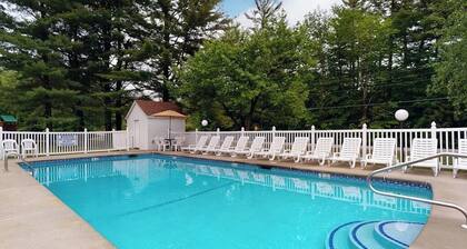 Charming and casual motel in a great location with shared resort amenities