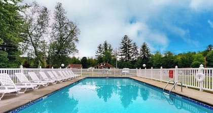 Charming and casual motel in a great location with shared resort amenities