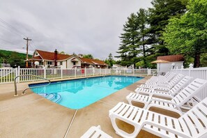 Indoor pool, a heated pool - Charming and casual motel in a great location with shared resort amenities (Lincoln)