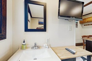 Interior - Charming and casual motel in a great location with shared resort amenities (Lincoln)