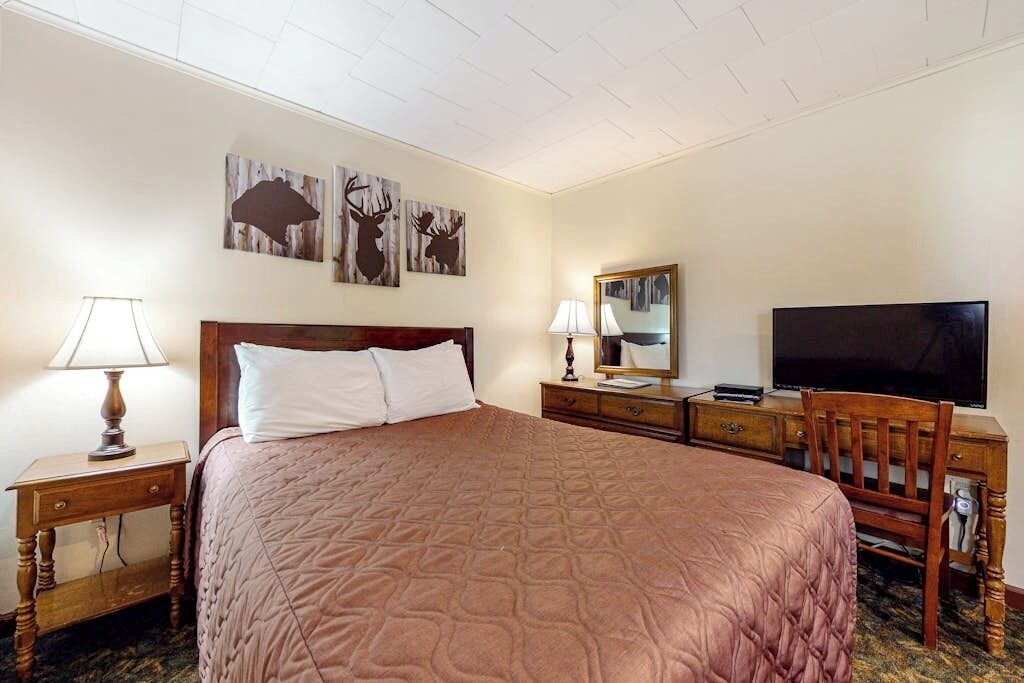 Desk, free WiFi, bed sheets