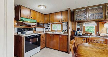 Mountain cottage with private chimnea, W/D, off-site amenities - great location