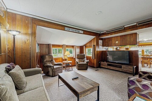 Mountain cottage with private chimnea, W/D, off-site amenities - great location