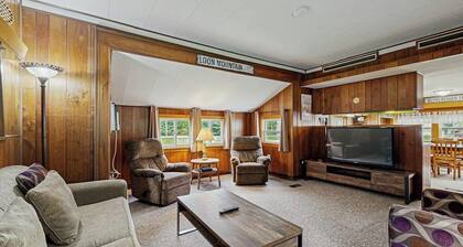Mountain cottage with private chimnea, W/D, off-site amenities - great location