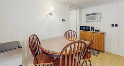 Family-Friendly Cabin w/ Shared Pool, WiFi, & Kitchenette - Close to Attractions