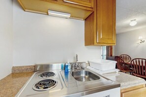 Refrigerador, microondas, placa de cocina, cafetera/tetera
