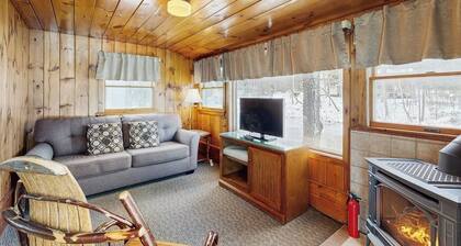 Family-Friendly Cabin w/ Shared Pool, WiFi, & Kitchenette - Close to Attractions