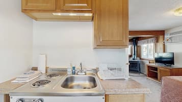 Frigorífico, microondas, placa de cocina y cafetera o tetera