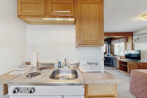 Fridge, microwave, stovetop, coffee/tea maker - Eclectic Studio Cabin w/ Kitchenette, Free WiFi, Riverfront Location & More (Lincoln)