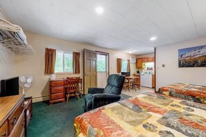 Desk, free WiFi, bed sheets - Comfortable motel rooms in a great location with shared resort amenities (Lincoln)