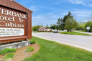 Property grounds - Comfortable motel rooms in a great location with shared resort amenities (Lincoln)