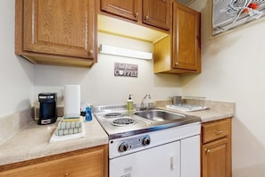 Microwave, stovetop, coffee/tea maker, toaster - Comfortable motel rooms in a great location with shared resort amenities (Lincoln)
