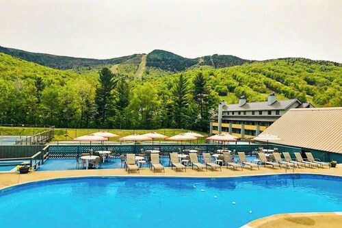 Mountain-view resort condo with access to pools, hot tubs, tennis, & game room