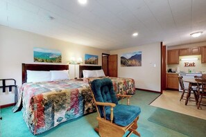 Desk, free WiFi, bed sheets - Comfortable motel rooms in a great location with shared resort amenities (Lincoln)