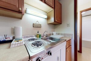 Microwave, stovetop, coffee/tea maker, toaster - Comfortable motel rooms in a great location with shared resort amenities (Lincoln)