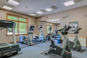A gym with treadmills, elliptical machines, and stationary bikes. - Comfy condo with spacious deck, fast WiFi, fireplace, indoor & outdoor pools (Lincoln)