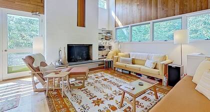 Lovely home with nearby skiing, mountain view, patio, & full kitchen