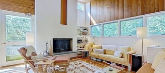 Lovely home with nearby skiing, mountain view, patio, & full kitchen
