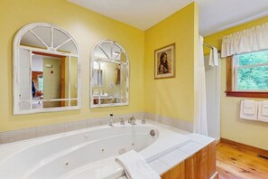 Shower, hair dryer, towels - Dog-friendly home with huge yard - near swimming hole, snowmobiling (Jefferson)