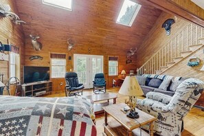 TV, books - Dog-friendly home with huge yard - near swimming hole, snowmobiling (Jefferson)