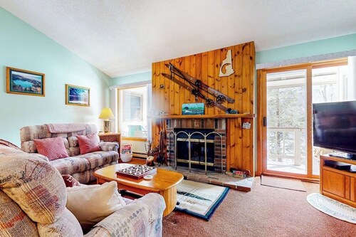 Mountain-view, riverfront retreat with seasonal AC, pool, tennis, washer/dryer