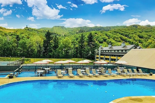 Mtn-view condo with 3 hot tubs, 4 pools, sauna, game room, tennis, fireplace