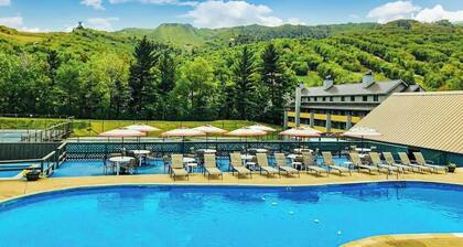Mtn-view condo with 3 hot tubs, 4 pools, sauna, game room, tennis, fireplace