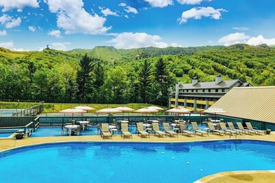 Mtn-view condo with 3 hot tubs, 4 pools, sauna, game room, tennis, fireplace