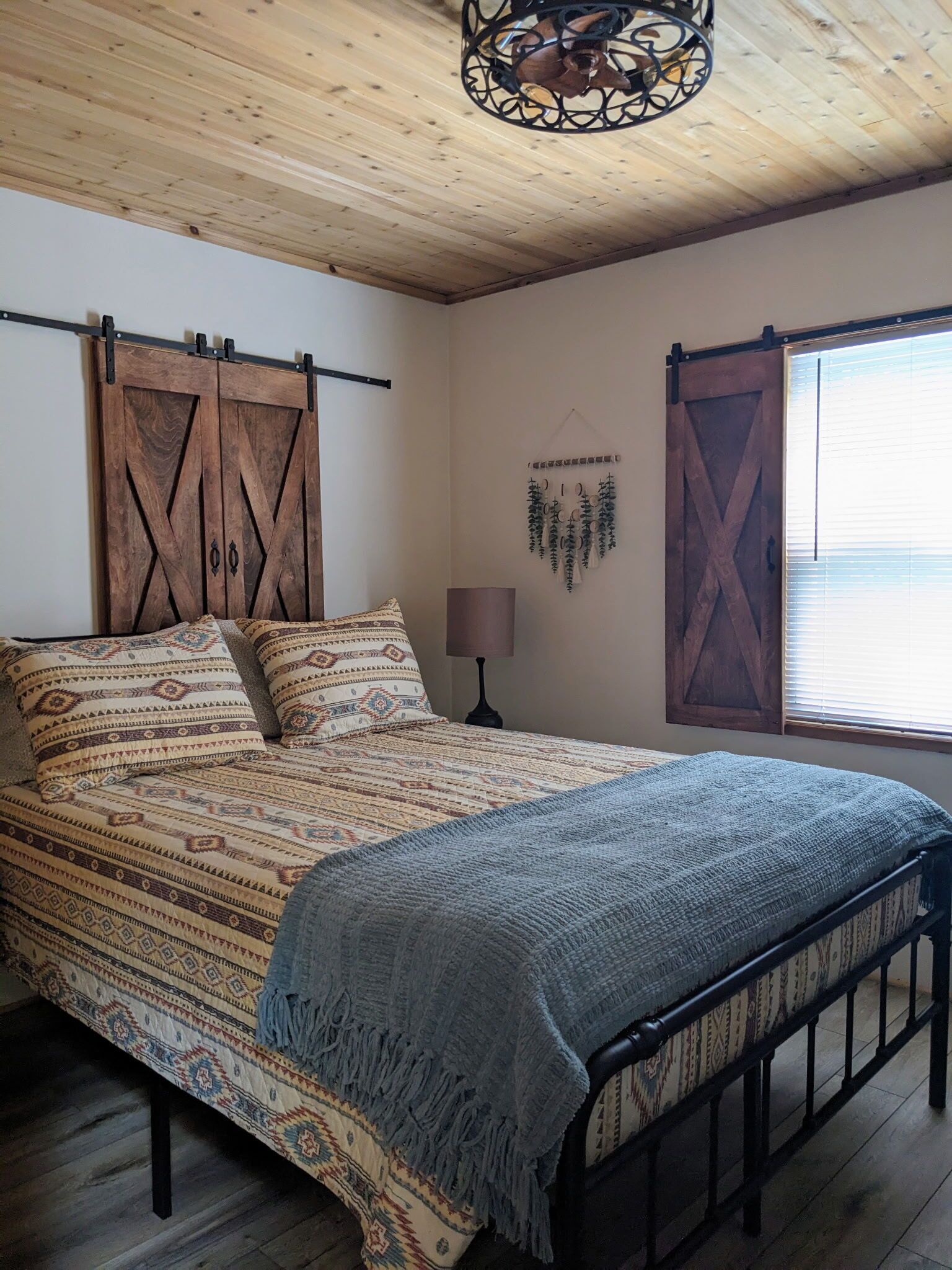 3 habitaciones, tabla de planchar con plancha, wifi y ropa de cama 