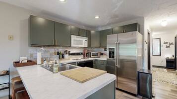 Coffee/tea maker, fridge, microwave, oven