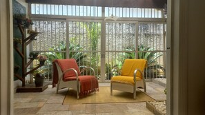 Interior - Comfortable house, cove beach, swimming pool, barbecue, waterfall, 5 minutes from the beach. (Guarujá)