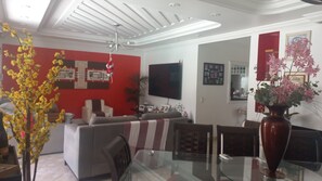 Dining - Comfortable house, cove beach, swimming pool, barbecue, waterfall, 5 minutes from the beach. (Guarujá)
