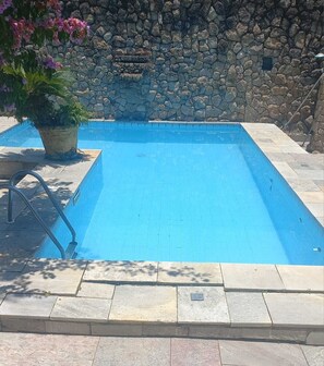 Pool - Comfortable house, cove beach, swimming pool, barbecue, waterfall, 5 minutes from the beach. (Guarujá)