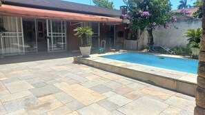 Pool - Comfortable house, cove beach, swimming pool, barbecue, waterfall, 5 minutes from the beach. (Guarujá)