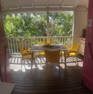 Outdoor dining - ALAMANDA Studio Bungalow for 2–4 people, air-conditioned—tropical garden—near downtown and the beach (Sainte-Anne)